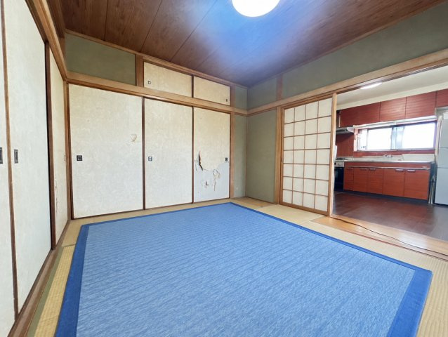 キッチンに隣接した和室は、食後のくつろぎや来客時の応接スペースとして便利な一室です。襖を開放すれば空間に一体感が生まれ、開放的な使い方も可能です。収納も備え、生活空間をすっきり保てます。