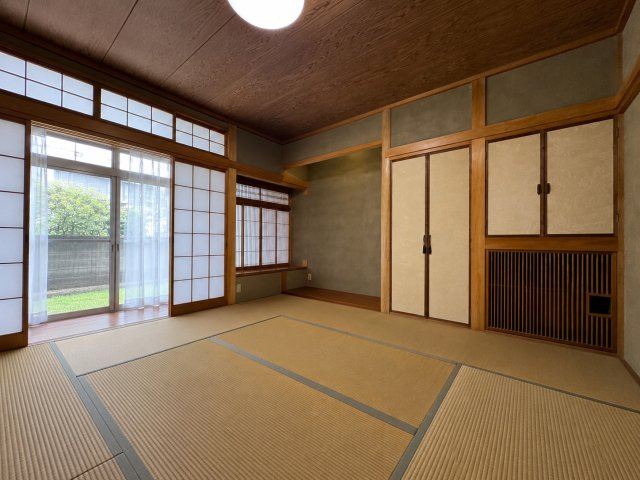 庭を望む大きな障子窓から自然光がたっぷり差し込む床の間を備えたゆとりある和室は、畳のやさしい質感が心を落ち着かせ、ご家族の団らんやお子様の遊び場、客間など多目的に活躍する居心地の良い空間です。