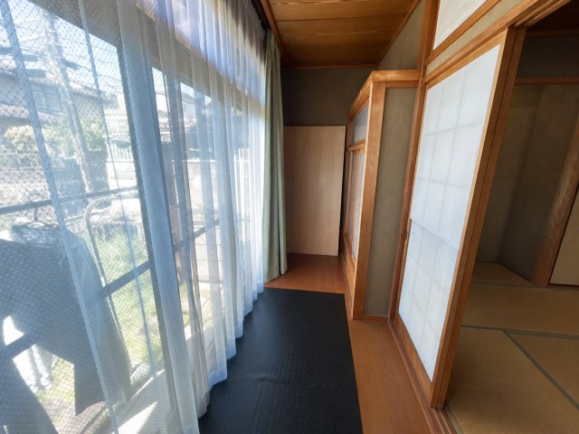 大きな掃き出し窓からやわらかな陽光が差し込む縁側。読書やティータイムを楽しんだり、室内干しスペースとしても活躍します。和室と庭をつなぐ心地よい空間で、四季の移ろいを身近に感じられるのも魅力です。