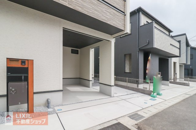 ゆったりとした駐車スペースです。実際のお車の車種とあわせて現地でご確認ください。