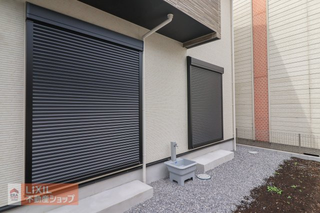 窓シャッターは災害や遮熱・防寒・防音・安眠など多くのメリットがあります。防犯対策としても効果的です。　シャッターは設置してあるだけで、視覚的な防犯効果が期待できます。