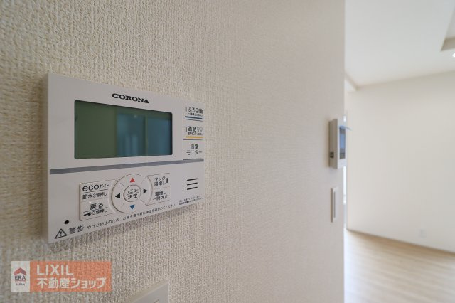 オートバスリモコンです。スイッチ1つで一定量の湯を浴槽に張ったり、保温や追い焚きをすることができるシステムが付いています。浴室以外からでも楽々操作が出来ます♪