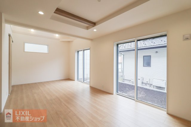 大きな窓から射し込むあたたかな陽光とナチュラルな木目の床やインテリアがやわらかな雰囲気のリビングルームです。