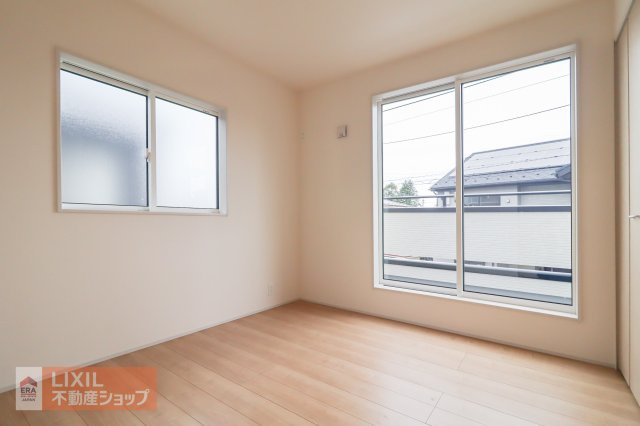 南に面した洋室は陽光ふりそそぐ明るい室内、2面採光で明るい印象の空間で開放感があります。