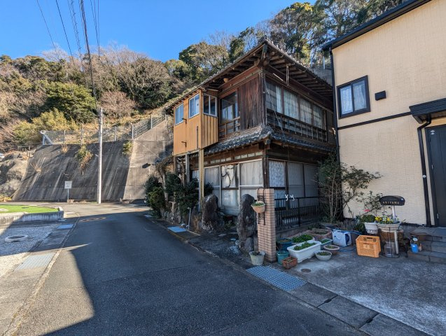 現況でのお引渡しになります。境界は確定済みです。