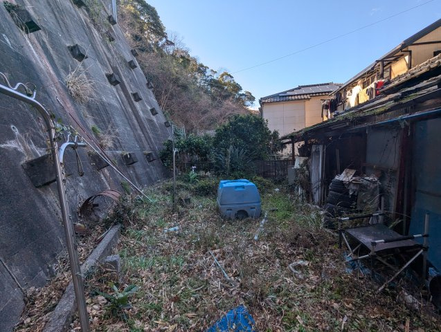 バス停【マリンパーク】まで徒歩1分です。近くにコンビニがあります。
