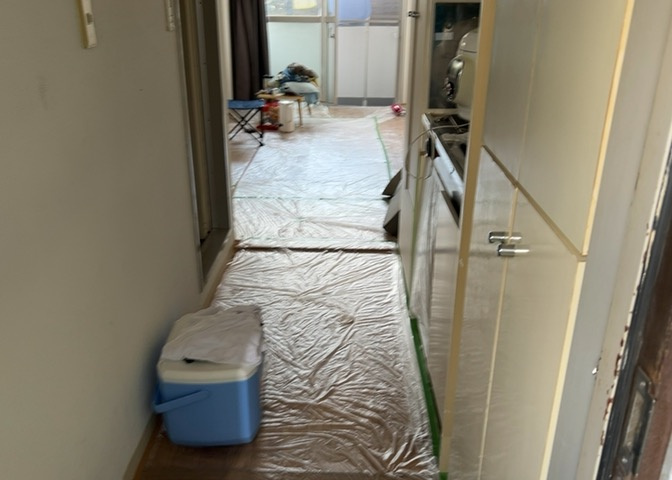 玄関は家の顔でもあり、家族以外の目にも止まる場所です。玄関は外との間を仕切る扉、靴などをしまっておく収納スペース、靴脱ぎのたたきスペース、来客とのやり取りをするドアホンなど複数のアイテムからなります。