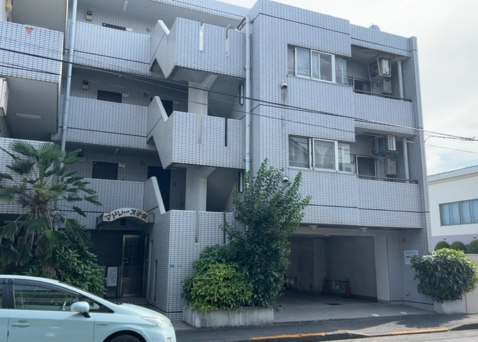 外観はマンション管理がされているかの目安になります。築年数が古いと、壁面は劣化してひび割れが生じることも！建物が古びていても細かいところが修繕されていると、きちんと管理されているなぁと感じるでしょう。