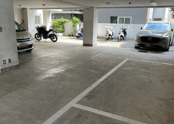 車一台あたりに必要なスペースは、標準サイズの普通自動車で横幅2m50cm、長さ5mは必要になります。ただし、乗降のことも考慮して横幅3m30cm、長さ5m50cmほどは確保できるところを選びましょう。