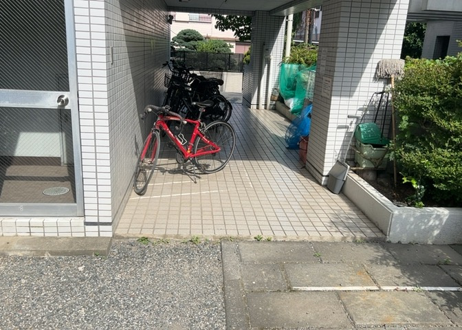 マンションの駐輪場は、事前に空きがあるか確認を取ると安心です。せっかく入居したのに駐輪スペースがない！なんてことになったら大変ですよね。そこで、内見時や購入前にはまず事前に確認しておくと良いでしょう。