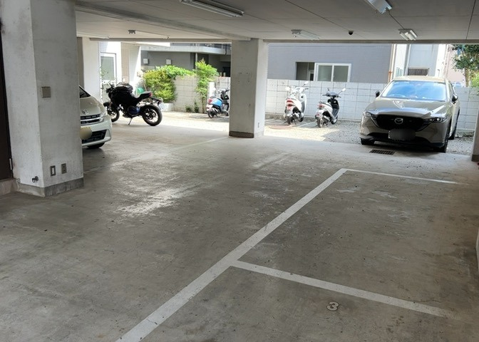 駐車場と明記されていても、最小スペースでつくられた駐車場だと大型車は駐車できなかったり、出入りしにくくなったりする可能性があります。お車のサイズと購入したい物件の駐車場のサイズを現地で確認しましょう。