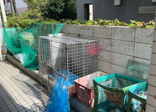 共有部分は、住民なら誰もが使える設備のこと。例えば駐車場やエレベーター、インターネット設備、セキュリティ設備などがあります。他にも、マンションの廊下・外部階段やエントランス・ゴミ置き場などがあります。