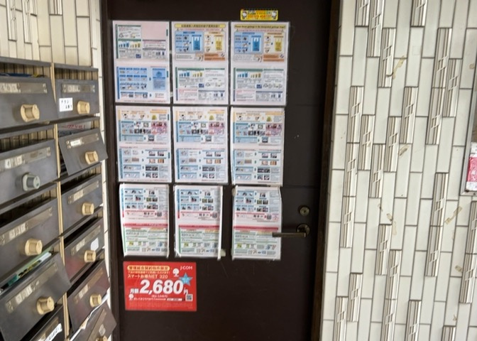 受付はマンションコンシェルジュがいる場合もあれば、管理人が滞在する小部屋を総称して呼ぶことがあります。主にエントランスに設置されていることから、防犯面でも期待ができます。防犯設備がない場合はより安心！