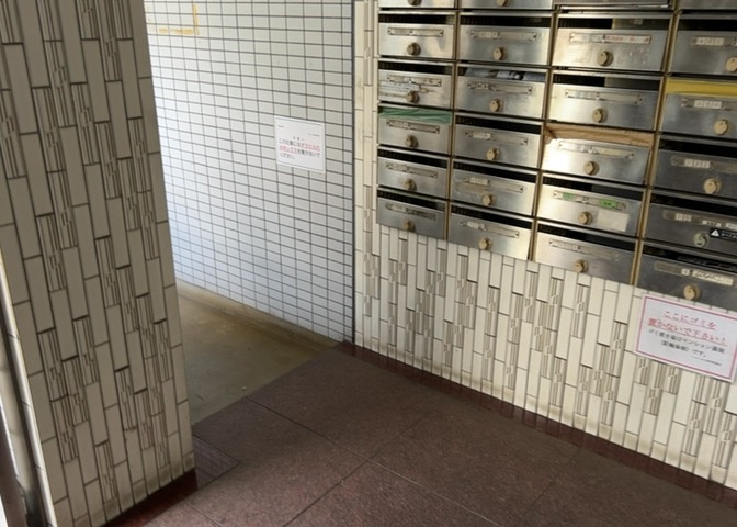 ラウンジは、マンションの共用スペースに椅子やテーブルなどを配置した利用者が寛げる空間です。屋内型ラウンジと屋外型ラウンジがあります。共用部分の管理状況と合わせて、詳細については現地でご確認ください。