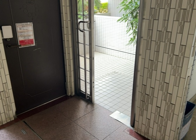 ロビーというと、エントランスと何がちがうの？と思いますよね。実はロビーとエントランスには明確な決まりはありません。物件によっては、エントランスを入って広がるある程度の広さのある空間がロビーとなります。