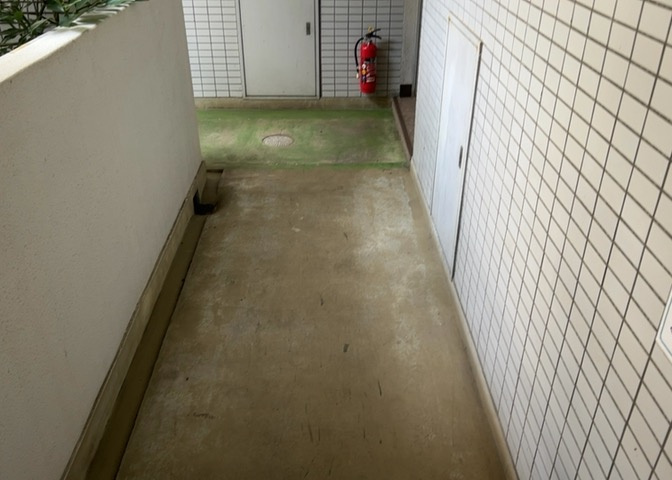 共有部分は、住民なら誰もが使える設備のこと。例えば駐車場やエレベーター、インターネット設備、セキュリティ設備などがあります。他にも、マンションの廊下・外部階段やエントランス・ゴミ置き場などがあります。