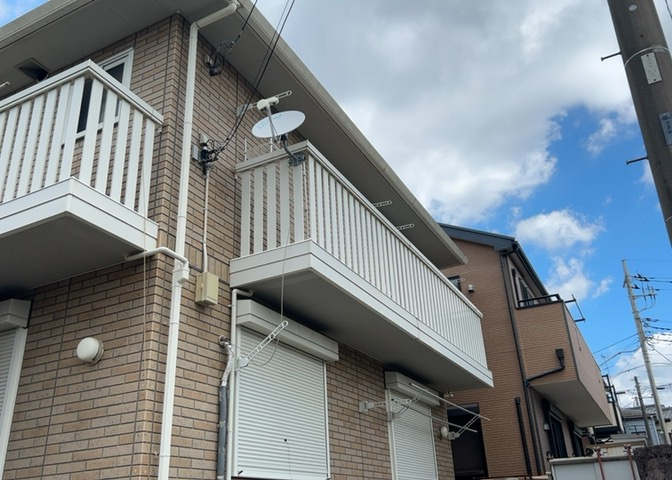 バルコニーは、室外の専用スペースのうち、「屋根がなく開放された空間」であるものを指します。ベランダより広いタイプのものが多く、日当たりもよいため家庭菜園などを楽しみたい人にとって適した環境となります。