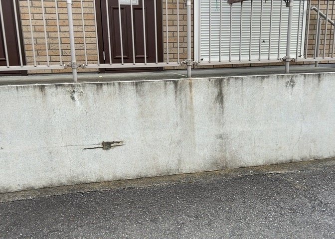建物の基礎工事の方法は、主流となっているベタ基礎（防湿基礎）と布基礎の2種類に分類され、床下の通気性や耐久性などに違いがあります。建物の基礎部分の構造や付帯設備など詳細については現地でご確認ください。