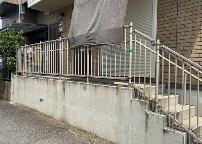 玄関ポーチにおいて最も重視すべきと言っても良いのが広さです。適切な広さの玄関ポーチでないと外見的なバランスは崩れてしまいますし、何より使いにくくなってしまいますので、現地で実際に下見をしてみましょう！