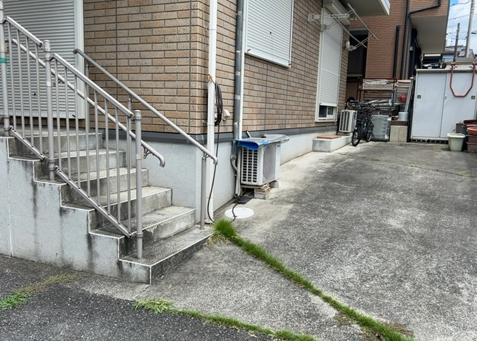 床下換気口は、床下に湿気がこもることを防ぎ、効果的に換気を行うために設置されています。床下換気口が設置されていない建物は、基礎パッキング工法などにより換気を行なっています。詳細は現地でご確認ください。