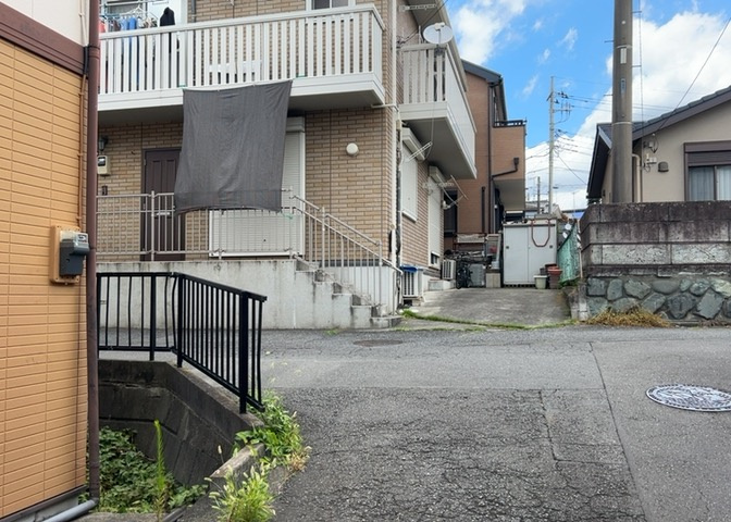 東側道路の場合は居室を南向きに設計しやすいため、朝日が入りやすいというメリットがあります。一方、西側道路も東側同様に居室を南向きに設計しやすいのですが、住宅地だと朝日が入りにくいという弱点があります。