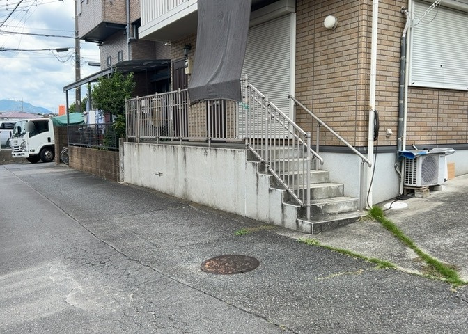 庭のある家に住むことのメリットとして、子どもたちの遊び場を確保できること、ガーデニングや家庭菜園を楽しめること、明るさを確保できることがあります。また、配置を工夫することでプライバシーが確保できます。