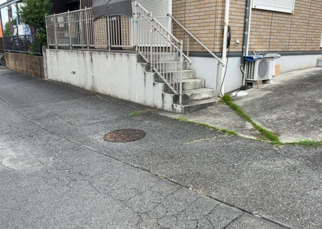 住宅用の土地では前面道路に2m以上接していなければならないと法律で定められています。しかし、お持ちの車のサイズやライフスタイルなどにより、2mでは利便が悪い場合もございますので、事前に確認しましょう。