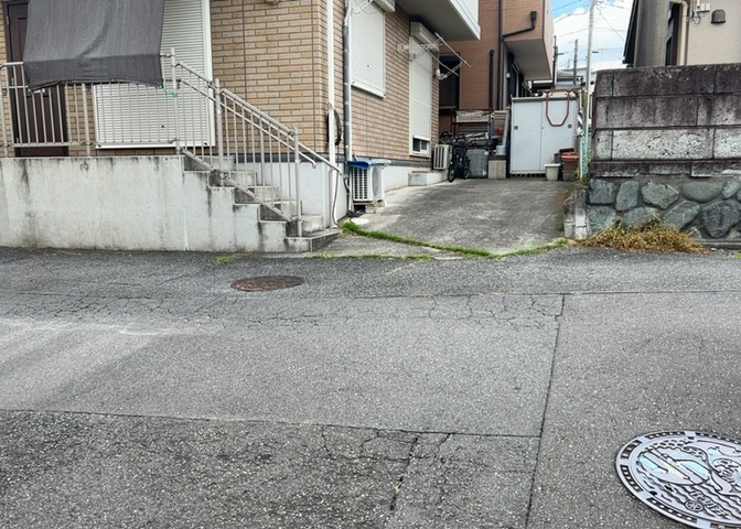 道幅が広い場所は日当たりや風通が良好です。幅が広いのですれ違いも可能ですし大きな車でも駐車可能！一方で、大型車が通ることも多くなるため交通量の増加により騒音に繋がります。また土地の値段が高くなります。