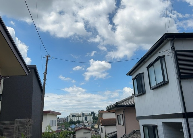 桜や紅葉の名所に出かける人は多いと思いますが、家にいながら季節の移ろいを感じる生活を送りませんか？リビングや窓から見える景色が生活を彩るワンポイントに！現地から見える景色を堪能してみては如何でしょう。
