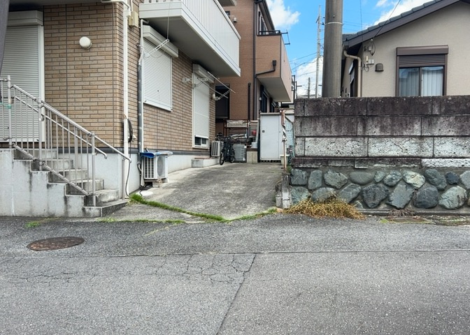 駐車場と明記されていても、最小スペースでつくられた駐車場だと大型車は駐車できなかったり、出入りしにくくなったりする可能性があります。お車のサイズと購入したい物件の駐車場のサイズを現地で確認しましょう。