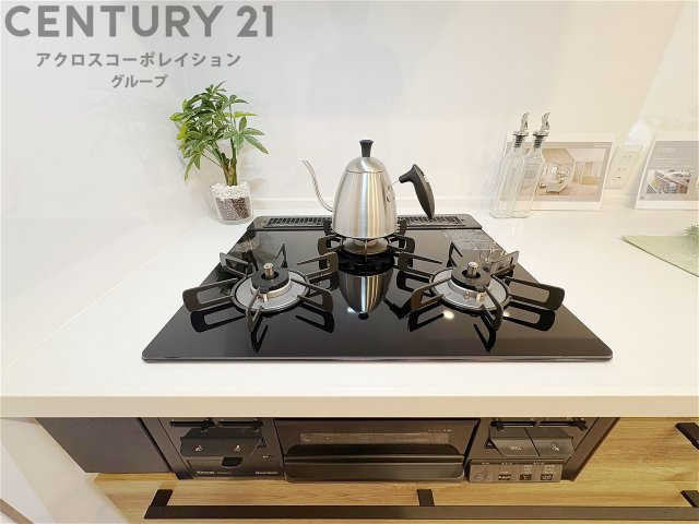 多数の調理器具を同時に使用でき、料理の効率化が可能。省エネで節約になり、様々な料理スタイルに適応できます。また、火力調整が独立しており、手入れや掃除もしやすく、今よりもっとお料理が楽しくなるかも。