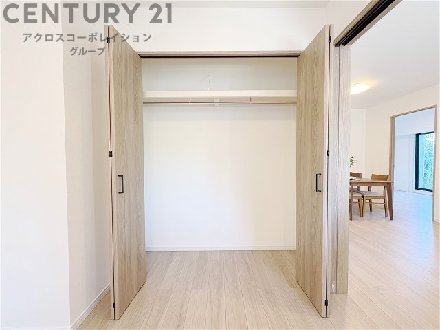 衣類やアクセサリー、小物類の収納が便利で整理整頓がしやすく、部屋の美観を保ちつつ、スペースを最大限に活用できます。衣服のしわやダメージを防ぎ、長持ちさせることができます。