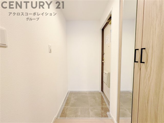 大きな玄関収納付きの玄関です　家族皆様の履物をしっかり収納できます　姿見付きでお出かけ前の身だしなみチェックに便利です