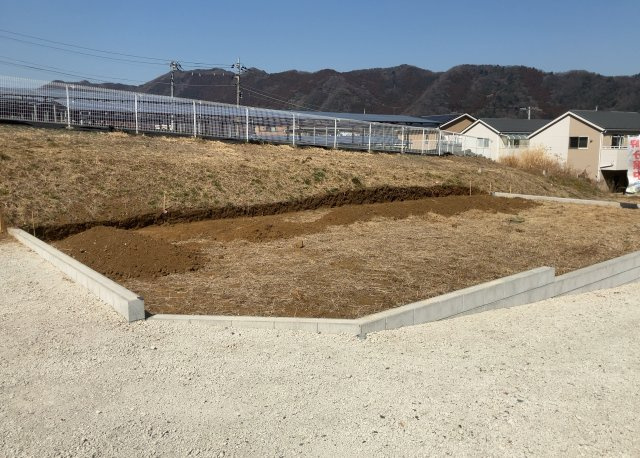 土地の形が極端に長細かったり、狭小地、あるいは道路との高低差がある傾斜地だった場合、後々売ろうとしても買い手がつかない場合もあります。後々、売却することになった時に価値の下がらない土地を選びましょう。