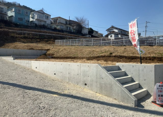 土地の面積＝住宅面積ではありません。建ぺい率の問題などで、土地のある場所によって住宅を建てられる面積は限られています。高さもしかり、「土地」という言葉の中には、建築条件も含まれると考えておきましょう。