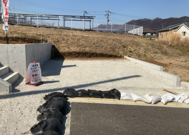 家を建てる場合、方位は要チェックです。現実的に日当たりのよい家ならばリビングは南側、建築基準法でも北側に当たる家への配慮は求められています。土地を見学に行く際は、方位磁針を持って行くようにしましょう。