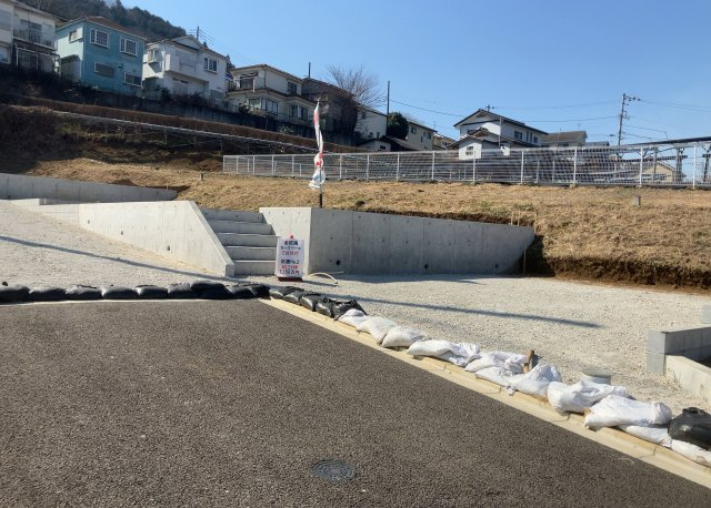 土地を買う際、住む地域の自治体や福祉の補助制度にも注目してみましょう。子供や老人の医療補助やゴミ出しのルールなど、自治体によってルールに大きな違いがあるため、暮らしやすい土地で判断するとよいでしょう。