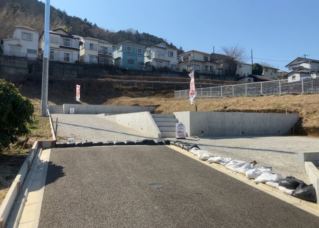 土地の前の道路に消火栓が設置されていることがあります。この場合、道路交通法第45条第1項により、駐車禁止の場所が指定されています。そのため、車庫などの駐車スペースをつくることができない場合があります。