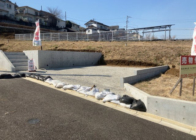 現地に行くなら、物件の周囲の地形がどうなっているかを見ることも大切です。周辺より低くなっている土地では、大雨などで水が集まりやすいため、地盤が弱くなっているということも考えられるため、注意が必要です。