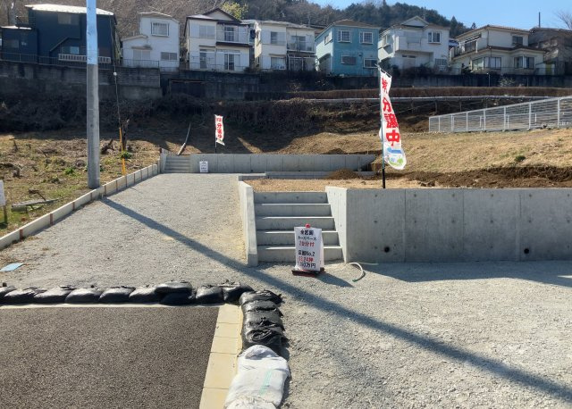 土地購入を検討されている場合、境界杭がない状態で購入してしまうと境界確定測量をする必要があり、費用がかかります。購入の前に、売主、隣土地所有者立ち合いのもと境界を確定し境界杭を設置するのがベストです。