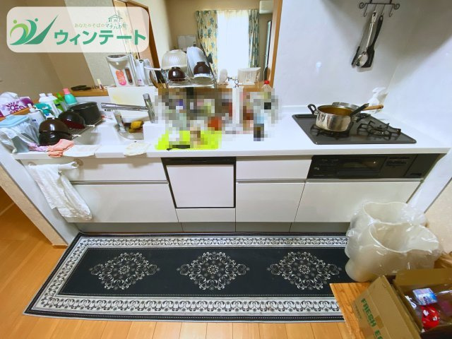 開放的な対面キッチンは、リビングにいる家族との距離を近づけてくれます。毎日の家事が楽しくなる空間です。