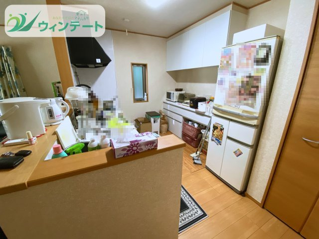 ママに嬉しい対面式キッチン。お料理中もリビングのお子様を見守れて安心。食洗機付きで後片付けもラクラク！