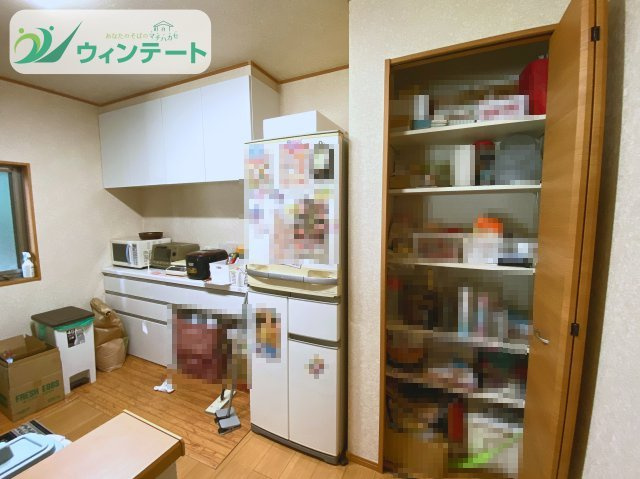 キッチンの実物写真です♪収納力と作業スペースの広さをぜひ現地でお確かめください。