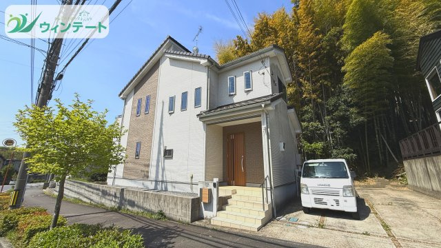 落ち着いたカラーリングで統一された完成外観。街並みとの調和が美しい住まいです。