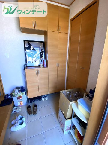 シンプルで洗練された玄関デザイン。毎日の出入りが心地よく感じられる空間です。