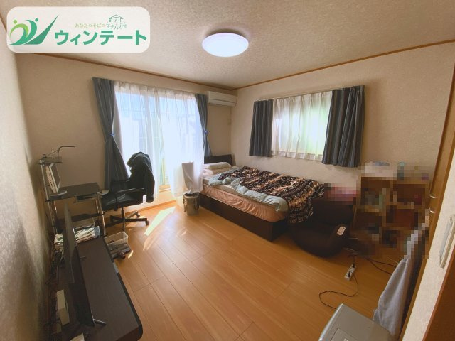 一日の終わりに心安らぐ寝室。採光・通風ともに良好で、居心地の良さにこだわったプライベート空間です。