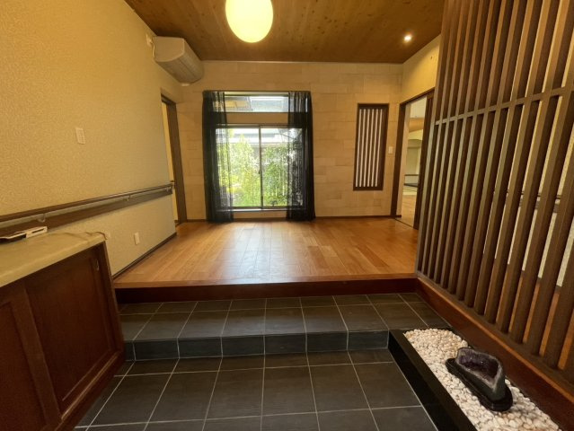 広々として気持ち良い玄関です。