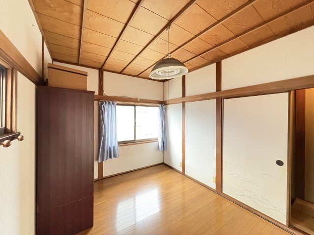 別角度から撮影しています。木の天井や柱が引き立つ和モダンな内装で、フローリングとの調和が美しい一室。生活スタイルに合わせて寝室や趣味の部屋など多用途に使える、落ち着きある空間です。　　