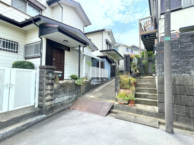閑静な住宅地に馴染む落ち着いた色合いの外観。一度、是非、現地をご見学ください。