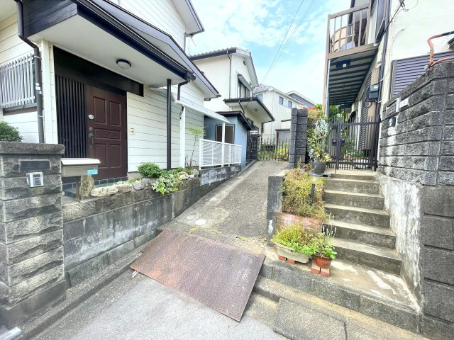 スーパーやドラッグストアなどの買い物施設が近くにあり、生活便利な立地になります！